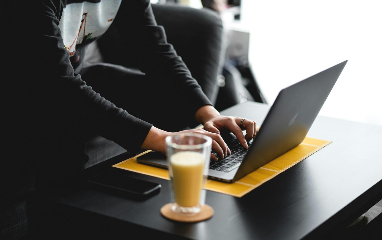 Detalle de análisis de gastos mensuales en hoja de cálculo