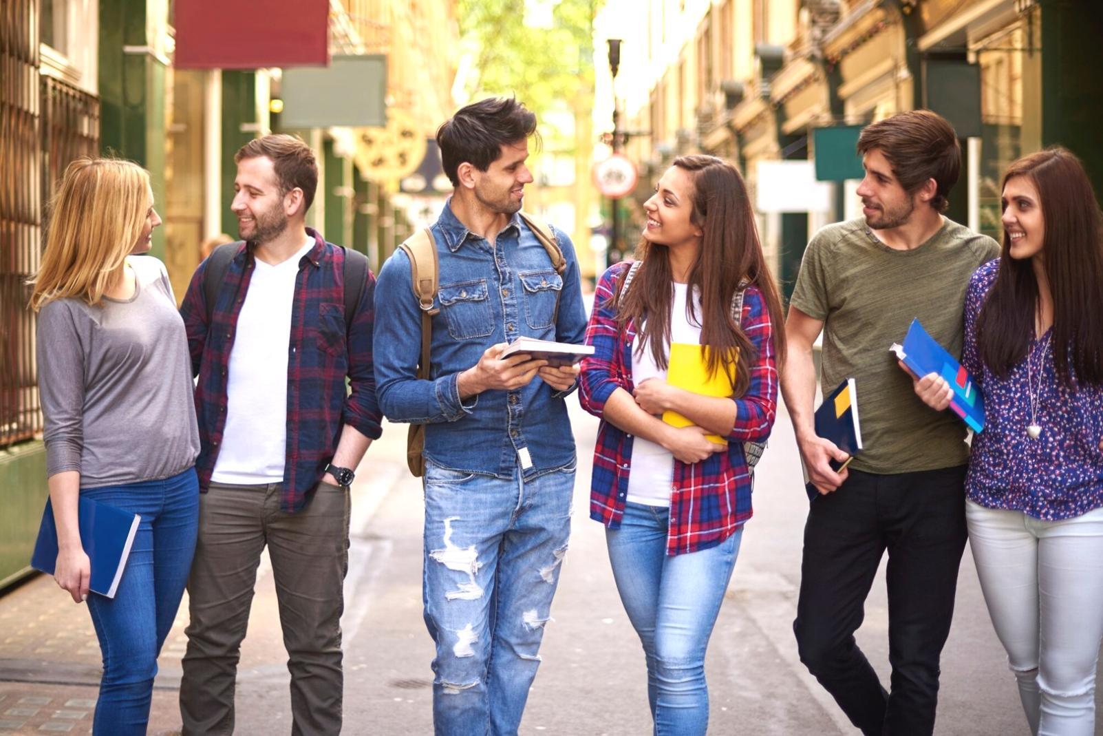 Sesión práctica de análisis presupuestario con documentos financieros