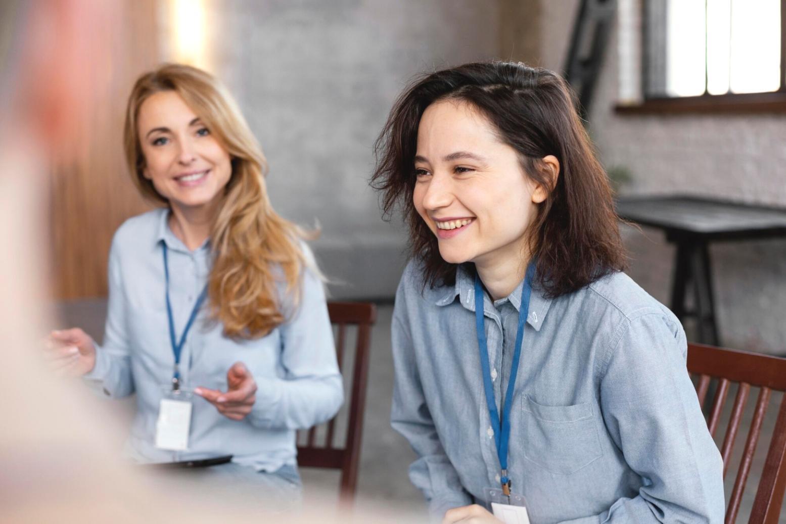 Estudiante revisando presupuesto personal en un ordenador portátil