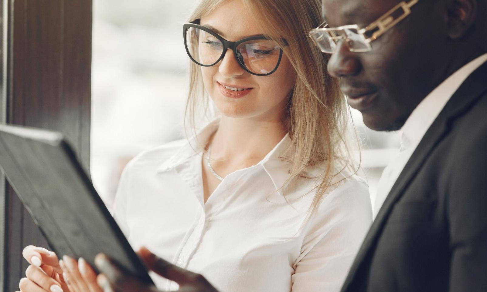 Equipo de nuxetalithe trabajando en estrategias de cumplimiento presupuestario